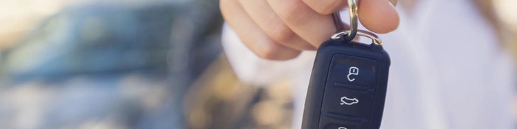 car keys dangling from woman&#39;s hand